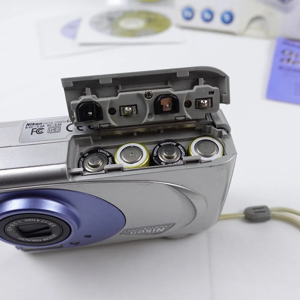 Nikon CoolPix E2000 2.0 Megapixel Digital Camera w/Memory Card Tested CIB
